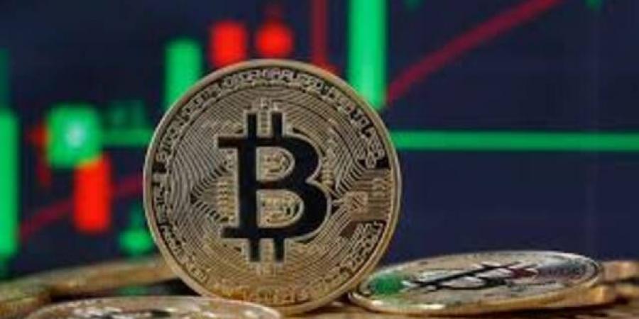 بيتكوين تهبط لـ63 ألف دولار مع تلميح الفيدرالي لرفع الفائدة