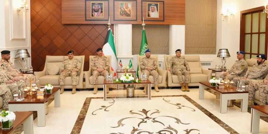 رئيس الأركان العامة للجيش يزور الممكة العربية السعودية