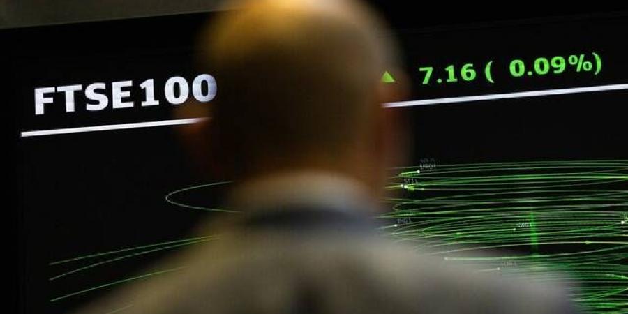 تراجع الأسهم البريطانية طفيفًا بعد إعلان رئيس الوزراء استقالته