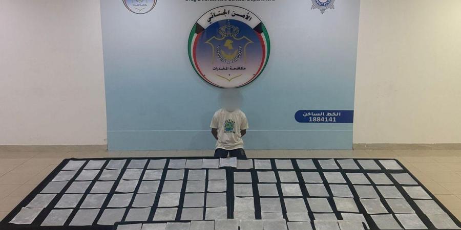 «الداخلية»: ضبط بنغلاديشي يتسلم شحنة أوراق مُشبعة بالمخدرات