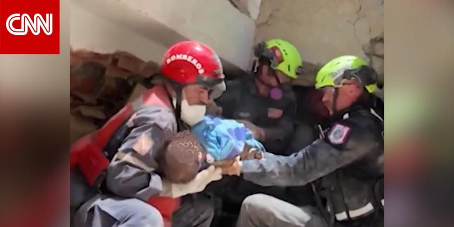 شاهد.. لحظة إنقاذ رضيع ووالدته من تحت أنقاض زلزال فنزويلا المدمر