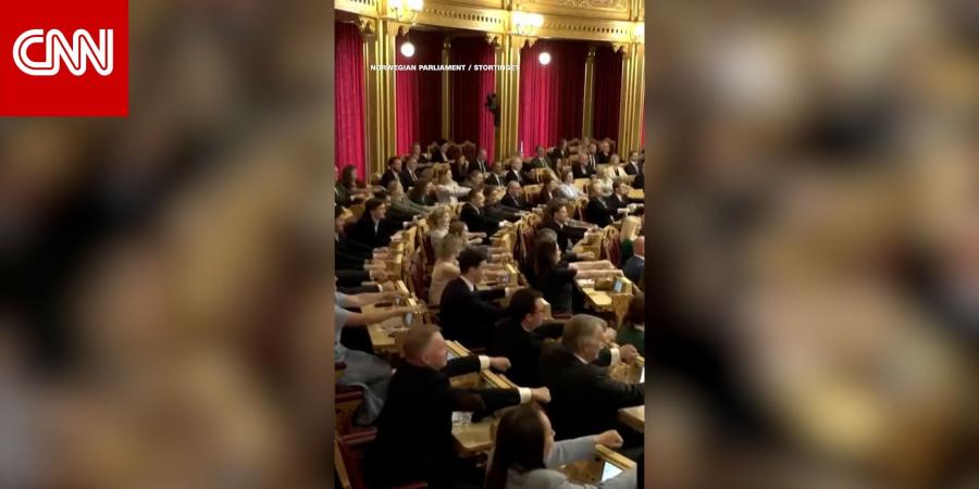 حمّى كأس العالم.. نواب يؤدون "تجديف الفايكينغ" في البرلمان النرويجي