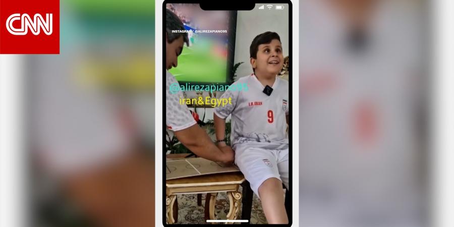 أب إيراني يبتكر طريقة مؤثرة ليُشعر ابنه الكفيف بأجواء كأس العالم