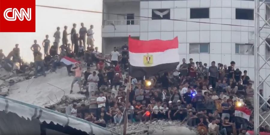 من بين المباني المدمرة.. فلسطينيون يهتفون لمصر أثناء المواجهة مع الأرجنتين