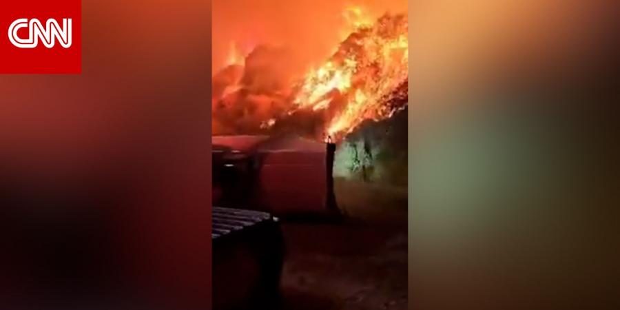 شاهد.. رجال الإطفاء يواجهون ألسنة اللهب من قلب حريق غابات في إسبانيا