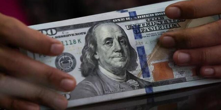تراجع الدولار مع هبوط النفط وترقب اجتماعات البنوك المركزية العالمية