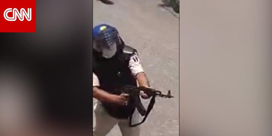 أثار غضبًا.. إيقاف شرطي هندي عن العمل بعد إطلاق النار على حشد من المتظاهرين