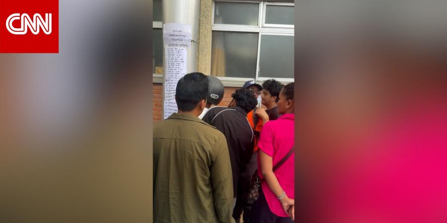 نبأ عاجل .. شاهد.. عائلات تبحث بين صور الجثث عن أحبائها بعد كارثة نيبال - بوابة مصر الجديدة
