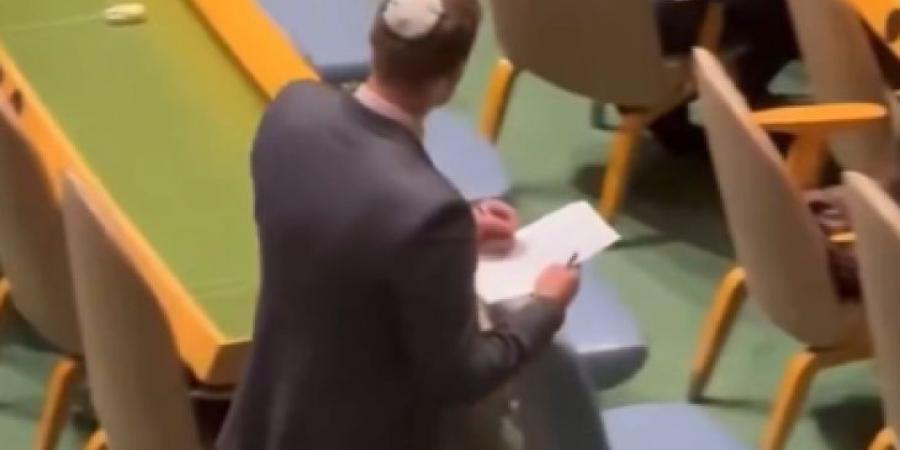 عضو بالوفد الإسرائيلي يدوّن أسماء المنسحبين من كلمة نتنياهو في الأمم المتحدة