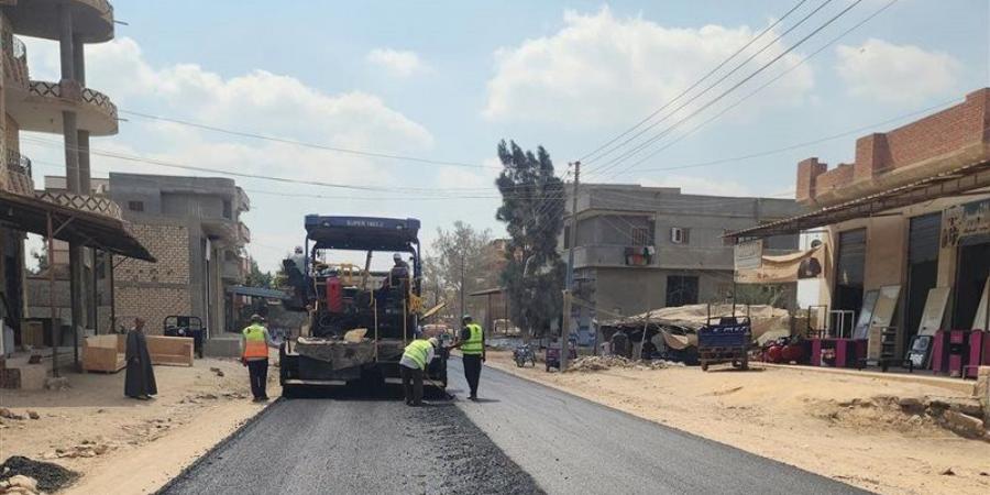 متابعة أعمال رصف طريق الجنابهة بحوش عيسى ضمن الخطة الاستثمارية بالبحيرة