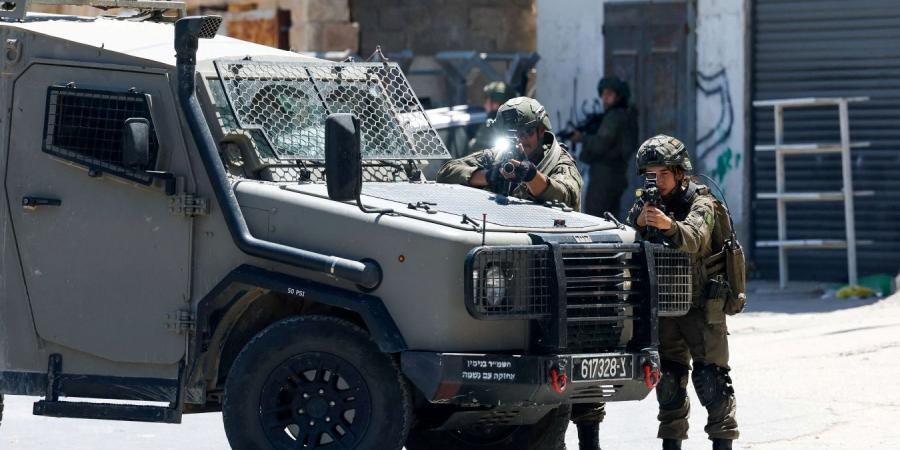 الاحتلال يفرض إغلاقا شاملا على الضفة لأسبوع… ويصيب مسنة على حاجز عسكري ويعتقل محللا سياسيا مقدسيا