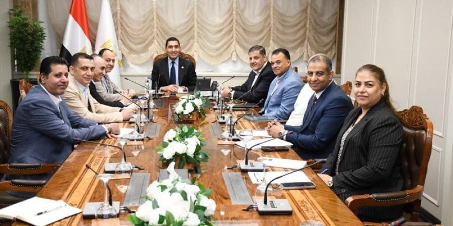 جوهر نبيل يعقد اجتماعًا عبر الفيديو مع مديري مديريات الشباب والرياضة بالمحافظات