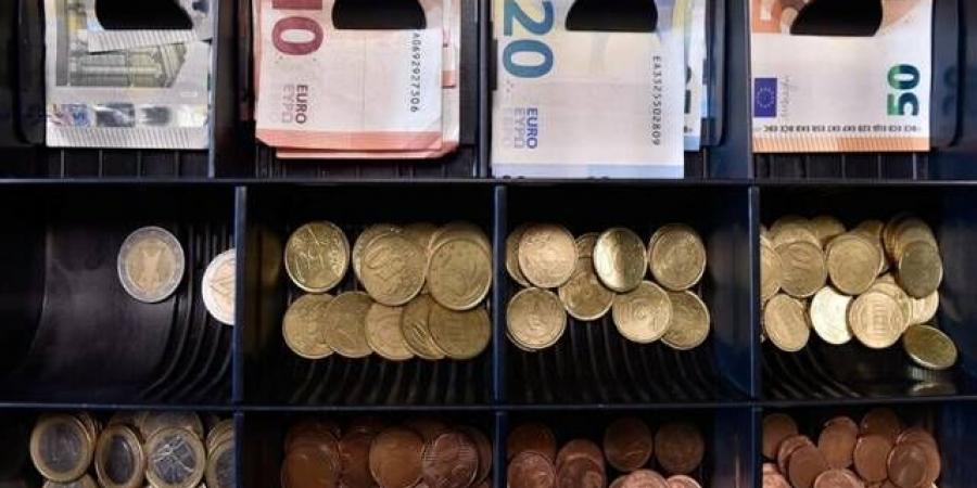تداول اليوم .. اليورو يتراجع لأدنى مستوى في 17 شهرًا وسط ضغوط الأسواق - بوابة مصر الجديدة