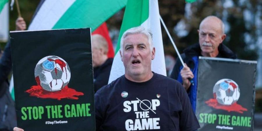 احتجاجات متضامنة مع فلسطين تعطل مباراة أيرلندا والنمسا بدوري أمم أوروبا- (صور)