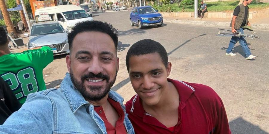 دياب يوجه رسالة لـ أحد معجبيه بعد التقاط صورة معه في مصر الجديدة