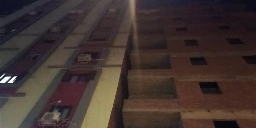 بعد إخلائه من السكان، إنزال متعلقات قاطني العقار المائل بمنطقة محرم بك بالإسكندرية