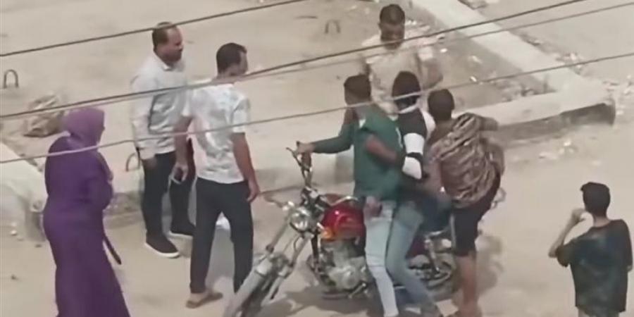 فيديو صادم، خطف شاب بالقوة تحت تهديد صاعق كهربائي ومناشدات بضبط المتهمين