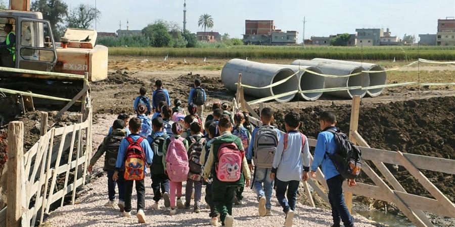 بعد صور الطلاب فوق الماسورة.. "الري" تتحرك لإنقاذ تلاميذ عزبة مطاوع عيسى