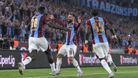 قمة باريس ضد ليون ومهمة جديدة لـ محمد صلاح.. مباريات اليوم الاثنين والقنوات الناقلة