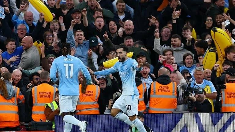 لماذا لوّحت جماهير مانشستر سيتي بالـ «موز» خلال مباراة ليفربول؟ تقارير تجيب