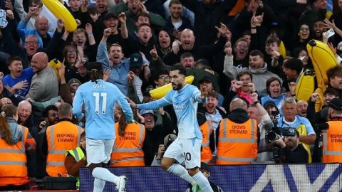 لماذا لوّحت جماهير مانشستر سيتي بالـ «موز» خلال مباراة ليفربول؟ تقارير تجيب