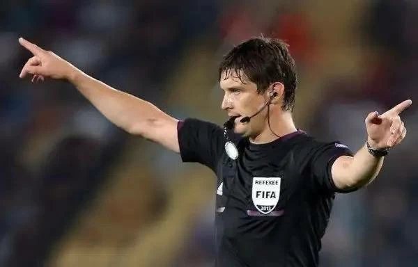 بطل واقعة «البطاقات المنسية».. من هو حكم الفيديو في مباراة الأهلي والزمالك؟