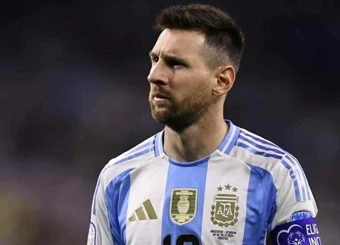 تكريم خاص لـ ميسي.. توقف مباراة الأرجنتين وبنين في الدقيقة 10 (فيديو)