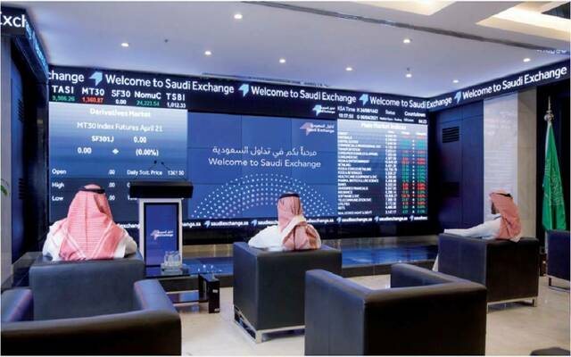 مؤشر "تاسي" يتراجع بضغط من قطاع البنوك والسيولة بمنتصف الجلسة