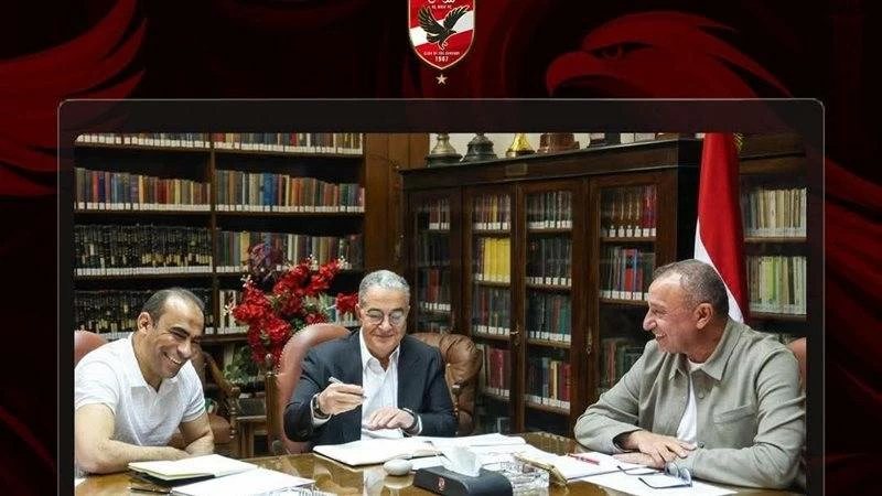 «حدث ليلا»: اجتماع الخطيب وعموتة.. وصفقات الأهلي وتطورات شكوى الزمالك بسبب حكام القمة