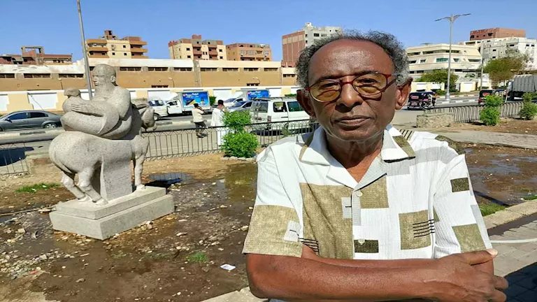فنان تشكيلي عن "تمثال شخص راكب حصان بالمقلوب" في أسوان: مكانه المتحف لا الشارع -فيديو