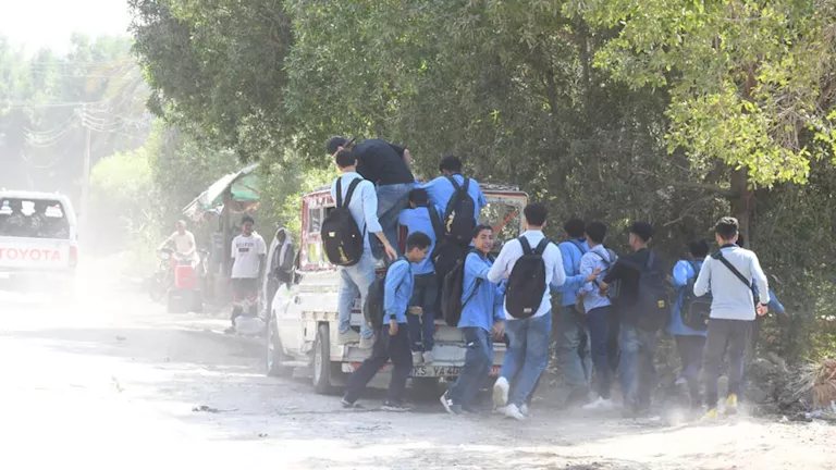 محافظ الفيوم يأمر بسحب رخصة سيارة أجرة لنقلها طلاب مدارس بطريقة خطرة -صور
