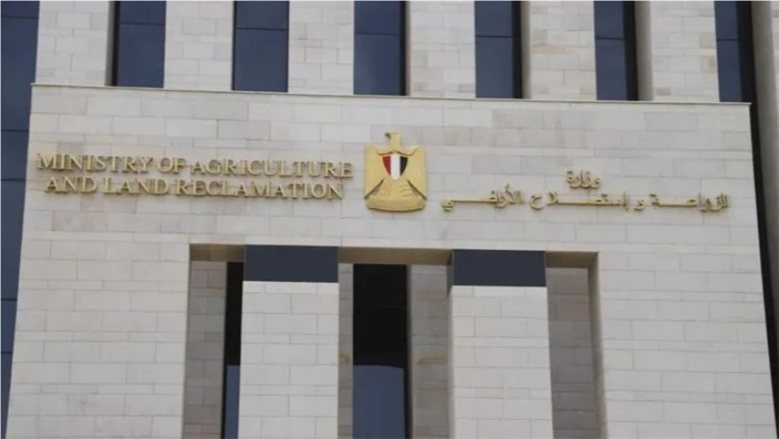 «الزراعة» تكرم مهندسة لتميزها في إنتاج الأعداء الحيوية لتوفير مبيدات آمنة