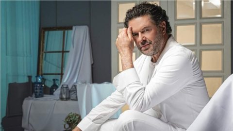راغب علامة يصل القاهرة استعدادًا لإحياء حفله الغنائي وسط حفاوة جمهوره