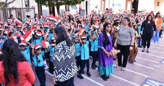 طلبة الأقصر بأعلام مصر في أجواء كرنفالية ابتهاجا بذكرى نصر أكتوبر.. صور
