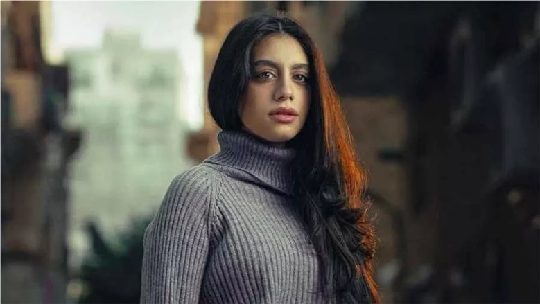 ياسمينا العبد تخطف الأنظار بفستان أسود مطرز بالفضي في مهرجان الجونة السينمائي