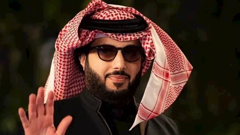 يتوسط الملاكمان.. تركي ال الشيخ يعلن عن بدء حجز نزال فيوري وجوشوا