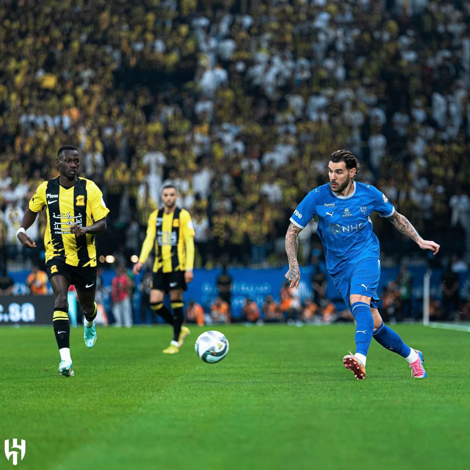 بعد محاولة الإعتداء على الحكم.. عقوبة مغلظة تنتظر لاعب الاتحاد السعودي