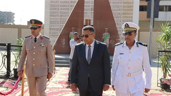 محافظ القليوبية يضع إكليل زهور على النصب التذكاري لشهداء حرب أكتوبر