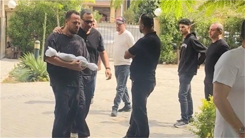 حسن أبو الروس وأحمد فهيم يشاركان ماجد المصري أحزانه في جنازة حفيده يونس