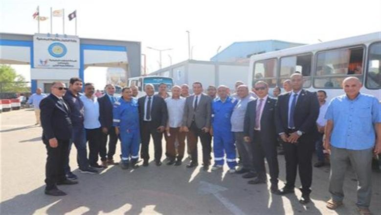 رئيس نقابة البترول يجري زيارة تفقدية للمنطقة الجغرافية بأسيوط وسط اصطفاف عمالي