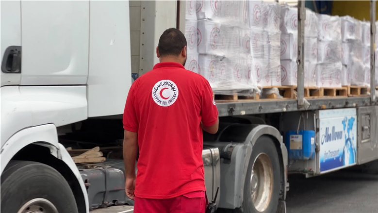 الهلال الأحمر يدفع بالخيام والبطاطين والمساعدات الإنسانية اللازمة لدعم الأشقاء الفلسطينيين