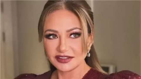 ليلى علوي تخطف الأنظار بالأحمر في ثاني أيام مهرجان الجونة السينمائي