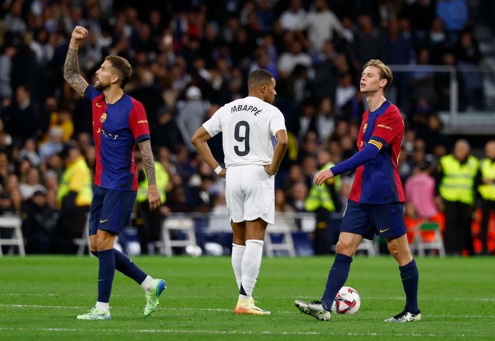 حكم كلاسيكو برشلونة وريال مدريد في الدوري الإسباني
