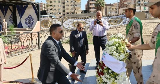 محافظ القليوبية ومدير الأمن يضعان إكليل الزهور على النصب التذكاري للشهداء
