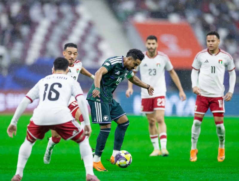 الإمارات تهدد مرمى السعودية مبكرا.. والأخضر يرد بثنائية (فيديو)
