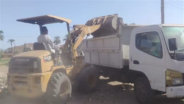 رفع تراكمات القمامة بمحيط مكتب بريد "جزيرة مطيرة" في قنا