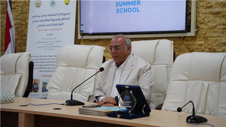 رئيس "بحوث الصحراء" يكرّم المشاركين من مركز التميز لأبحاث تحلية المياه بمطروح