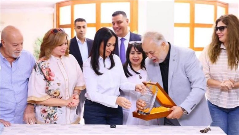 إلهام شاهين تستعيد ذكرياتها مع نبيل نور الدين ومحيي إسماعيل خلال زيارة دار كبار الفنانين