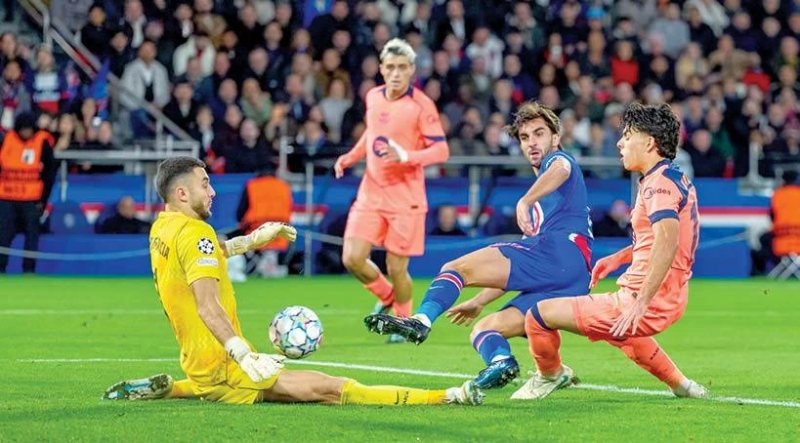 «إبداع باريس وبرشلونة» يحبس أنفاس العالم