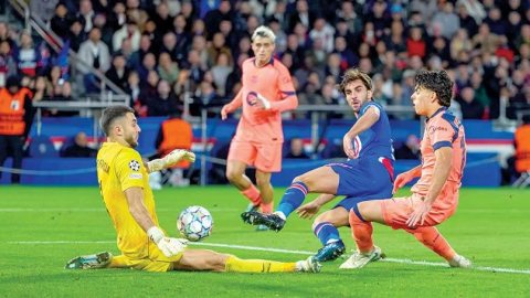 «إبداع باريس وبرشلونة» يحبس أنفاس العالم